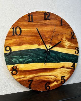 ✨Sleduj detail a dokonalú kresbu slivkového dreva 🌳Nástenné hodiny zo slivkového dreva patria k vlajkovým lodiam našej...