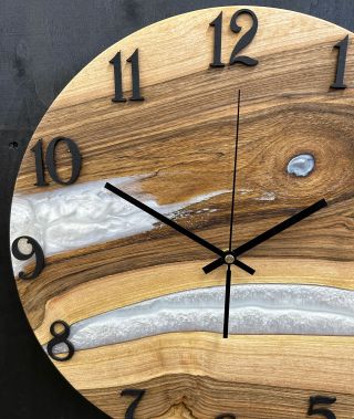 👇🏼Prečo si vybrať práve naše hodiny? 👇🏼 🌳Ručná výroba na Slovensku: Každý kus je originál, vytvorený s dôrazom na detail a...