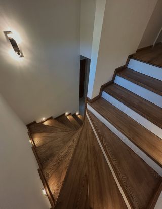 Renovácia jaseňových schodov 🌳 Tvrdý boj so starou technikou lakovania hrubovrstvými lakmi som vyhral, pozri si na...